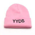 Primer plano de gorro de punto rosa con bordado YYDS negro y textura acanalada - Rosa