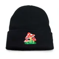 Gorro de punto negro con bordado de hongo, dobladillo vuelto y textura cálida - Ajustable / Negro