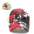 Graffiti-Baseballkappe in Rot, Schwarz und Weiß mit atmungsaktivem Mesh-Design für Zöpfe - Roter Buchstabenstil