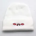 Dettaglio del ricamo di funghi rossi su un berretto in maglia bianca per l'inverno - Taglia unica / Ricamo di Tre Funghi / Bianco