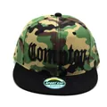 Detail der Compton 3D-Stickerei und Laser-Sticker auf Camo Flat Brim Snapback Cap - Verstellbar / Camouflage