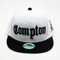 Detail der Compton Stickerei auf einer schwarz-weißen Snapback Hip-Hop Mütze - Verstellbar / Schwarz-Weiß Patchwork