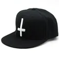 Bordado detallado de una cruz invertida blanca en una gorra de hip-hop negra con visera plana - Ajustable / Negro