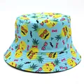 Détail du chapeau bob bleu clair avec imprimés d'ananas rigolos portant des lunettes - M(56-58cm) / Bleu