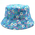 Dettaglio del cappello a secchiello con fiori rosa su tessuto celeste e cuciture rifinite - M (56-58cm) / Blu