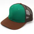 Dettaglio del cappellino trucker con parte anteriore in cotone verde e rete marrone - Regolabile / Patchwork Verde Caffè