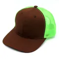 Dettaglio della visiera in cotone marrone e rete verde neon del cappello trucker - Regolabile / Patchwork Caffè E Verde Neon