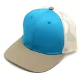Dettaglio del cappello trucker color-block con pannelli blu, visiera kaki e rete bianca - Regolabile / Patchwork Celeste E Beige