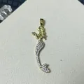 Goldener Meerjungfrau-Anhänger mit Zirkonia-Besatz und herzförmigen Details - Goldene Meerjungfrau Form