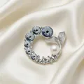 Exquisite Fischschwanz Brosche mit großer weißer Perle und facettierten Edelsteinen - Meerjungfrauenschwanz Perlen Edelstein Stil (Weiß K)