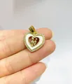 Detailansicht eines goldenen Herzanhängers mit Zirkonia-Steinen und Perlmutt-Einlage - Mutter und Kind Muschel Herz Stil (Gold 2)