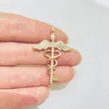 Nahaufnahme eines goldenen Caduceus-Schlüssel-Anhängers mit funkelnden Zirkoniasteinen - Gold Hermesstab Schlüssel (Gold 2)