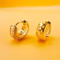 Eleganter vergoldeter geometrischer Creolen-Ohrring mit Zirkonia und hohlem Tropfenmuster - U-förmiger Hohlstil