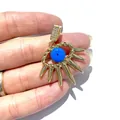 Detailansicht des Anhängers mit blauem Auge und Pavé-Zirkon-Steinen auf der Goldöse - Zahnradstrahl Form (Gold 5) / Gold