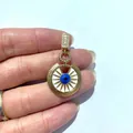 Nahaufnahme des goldenen Evil Eye Anhängers mit blauem Emaille und Zirkonia-Mikropflaster - Gold