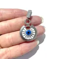 Makroansicht des Evil-Eye-Anhängers mit blauem Emaille und Zirkonia auf Silbermetall - Silber