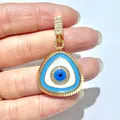 Detaillierte Makroansicht des vergoldeten Evil Eye Anhängers mit Zirkonia-Mikroeinlagen - Dreiecksrad Stil (Gold 7) / Gold