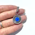Nahaufnahme des Evil-Eye-Anhängers mit Zirkonia-Besatz und blauen Emaille-Details - Silber