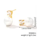 Detailansicht goldener Ohrringe mit Zirkonia und großen Perlen für einen edlen Look - Goldene runde Zirkonia-Kunstperle Stil (E03834-1)