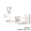 Detailansicht von Perlenohrringen mit Zirkonia und Maßangaben 1,2 cm mal 1,9 cm - Silberne runde Zirkonia-Kunstperle Stil (E03834-2)