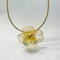 Détail du grand pendentif fleur ajouré doré et de la chaîne serpent épaisse - Or
