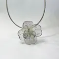Détail du pendentif fleur argenté avec pétales grillagés et chaîne serpent lisse élégante - Argent