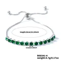 Detail eines Silberarmbands mit 13 grünen Zirkonia-Steinen und Schiebeverschluss-System - Grün