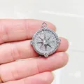 Dettaglio del ciondolo a bussola in argento con zirconi incastonati e lettere direzionali - Bussola Argentata (N. 5)