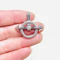 Dettaglio macro del ciondolo malocchio in argento con zirconi incastonati sulle dita - Freccia a Cerchio Argento (Taglia 8)