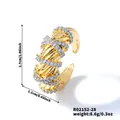 Detail eines zweifarbigen Rings mit Goldbasis und silbernen Strass-Bändern im Kreuzdesign - Verflochtener Dreireihiger Zirkonia-Stil (R02152-28)