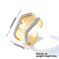 Detailansicht goldener Hammerschlag-Ring mit zwei Reihen weißem Zirkonia und offener Form - Gehämmerter Breiter Band Doppelreihiger Zirkonia-Stil (R02152-29)