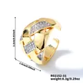 Detailansicht eines breiten zweifarbigen Rings mit Kristallen und Maßangaben - Stereo Geflochtener Breiter Band Zweifarbiger Stil (R02152-31)