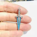 Makroaufnahme der silbernen Schwert-Halskette mit blauer Emaille und Zirkon-Details - Silberner Blauer Schwertanhänger