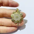 Nahaufnahme eines vergoldeten Kleeblatt-Anhängers mit Zirkonia-Besatz und Mittelstein - Gold Nr. 3