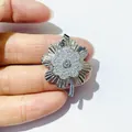 Detailaufnahme eines silbernen Kleeblatt-Anhängers mit funkelnden Zirkonia-Steinen - Silber Stil 3