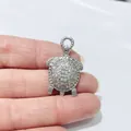 Detailaufnahme eines silbernen Schildkrötenanhängers mit Zirkonia auf den Fingern - Silberne Schildkröte (Voll Zirkonia)