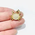 Makrofoto von Gold-Krabbenanhänger mit Zirkonia-Pflaster und 585er Goldpunze am Verschluss - Goldene Krabbe (Voll Zirkonia)
