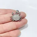 Nahaufnahme eines silbernen Krabbenanhängers mit Zirkonia-Besatz für DIY-Schmuck - Silberne Krabbe (Voll Zirkonia)