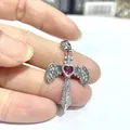 Silberner Schwert-Flügel-Anhänger mit rotem Herzzirkon und schimmernden Pavé-Steinen - Silbernes Rotes Herz Kreuz