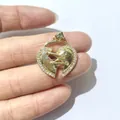 Dettaglio macro di un ciondolo a cuore placcato oro con zirconi e motivo a Z - Oro 5