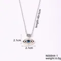 Makroaufnahme des blauen Evil-Eye-Anhängers in Silber mit Maßangaben zur Größe - Augenform (N00844-1)