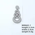 Makroaufnahme silberfarbener Tropfenohrringe mit den Maßen 5.2 cm x 2.4 cm und Gewicht 9.0 g - Geometrischer Verschachtelter Tränenstil (N00665-1)