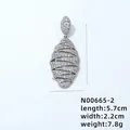 Detailansicht eines versilberten Kupferanhängers mit AAA-Zirkonia, Maße 5,7x2,2 cm - Ovaler Wellenwickelstil (N00665-2)