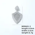 Makroaufnahme des silbernen Schildanhängers mit Zirkonia-Einlagen und Gitterdetails - Hohler Schildstil (N00665-3)
