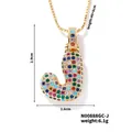 Collier doré avec pendentif lettre J serti de zircons colorés et détails de dimensions - Style J / Or