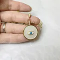 Makroaufnahme von 18K vergoldetem Evil Eye Anhänger mit Muscheleinlage und Zirkon - 18K-Gold / Weiß Perlmutt Textur Böses Auge (Gold 2)