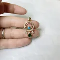 Detailansicht des 18K vergoldeten Evil Eye Anhängers mit Türkis und Zirkonia Steinen - 18K-Gold / Goldener Hohler Ring Blau Grüner Stein (Gold 4)