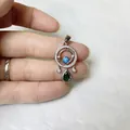 Dettaglio del ciondolo occhio del diavolo in argento con zirconi e perla di turchese - Oro 18K