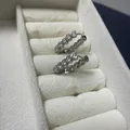 Detailansicht von herzförmigen Zirkonia-Ohrringen auf einer weißen Schmuckschatulle - Silber Zirkonia Herz Stil