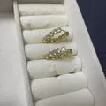 Detailaufnahme von Herz-Zirkonia-Ohrringen in Goldfassungen auf einer Schmuckbox - Gold Herz Pavé Zirkonia Stil